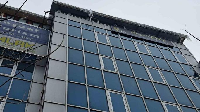 BELEDİYE, KAR SONRASI TEHLİKE OLUŞTURAN SARKITLARI TEMİZLİYOR 