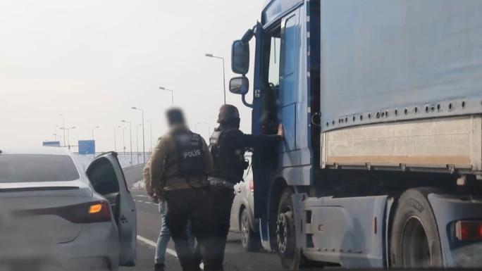 KAYSERİ’DE FİLM SAHNELERİNİ ARATMAYAN UYUŞTURUCU OPERASYONU: 36 KİLO UYUŞTURUCU ELE GEÇİRİLDİ 