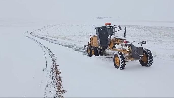 ÖZEL İDARE İLE KARAYOLLARI EKİPLERİ KARLA MÜCADELE SEFERBERLİĞİNDE