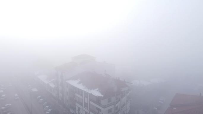 ÇEKEREK’TE SABAHIN ERKEN SAATLERİNDE SİS ETKİLİ OLDU 