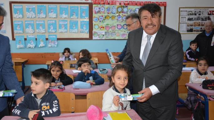 SARAYKENT BELEDİYE BAŞKANI MİNİK ÖĞRENCİLERE KALEM DAĞITTI