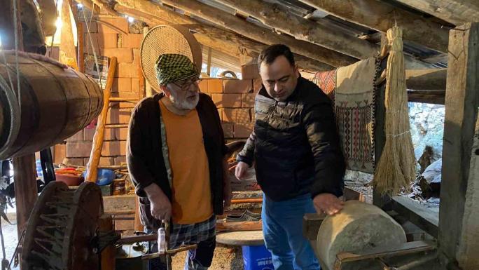 BİRİKTİRDİĞİ EŞYALARI MÜZEYE DÖNÜŞTÜRDÜĞÜ EVİNDE SERGİLİYOR 