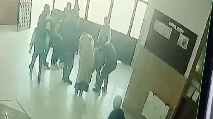 ÖĞRENCİ, ÖĞRETMENİN HEİMLİCH MANEVRASI İLE HAYATA TUTUNDU 