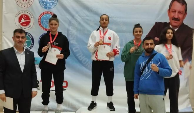 ŞAMPİYONLUĞU RAKİPLERİNİ TEK TEK ELEYEREK KAZANDI