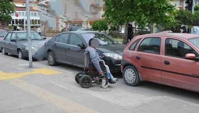 DUYARSIZ SÜRÜCÜLER UYARILDI : ENGELLİ RAMPALARINI KAPATMAYIN