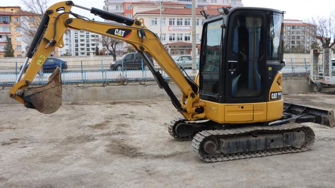 YERKÖYDE ADI SAKLI BİR İŞADAMI BELEDİYEYE EKSKAVATÖR BAĞIŞLADI