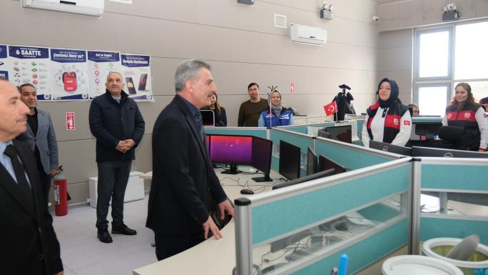 VALİ ÖZKAN’DAN 112 ACİL ÇAĞRI PERSONELİNE ‘TEŞEKKÜR’ ZİYARETİ