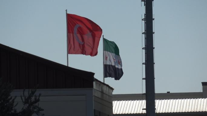 ÇOBANBEY SINIR KAPISI’NDA SURİYELİLERİN ÜLKELERİNE DÖNÜŞ HEYECANI SÜRÜYOR 