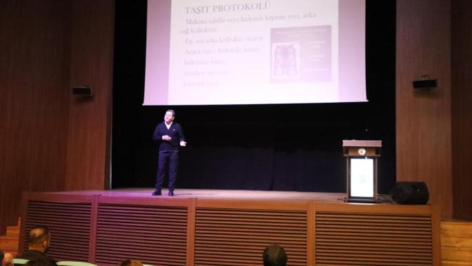 TRT SPİKERİNDEN BELEDİYE PERSONELİNE İLETİŞİM EĞİTİMİ