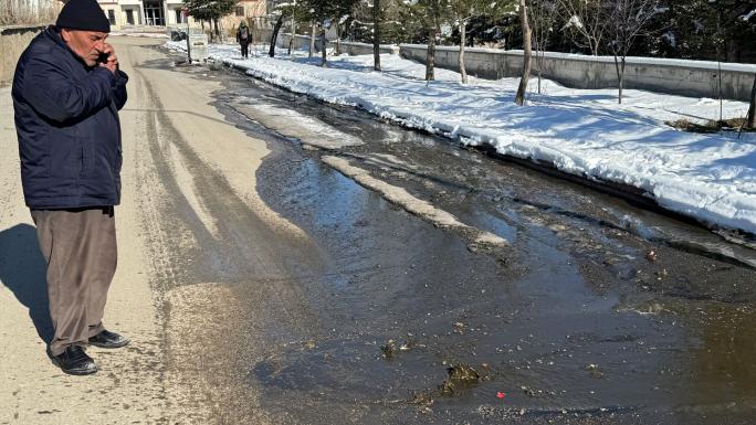 ŞEHİR MERKEZİNDE KANALİZASYON PATLADI.. ÇEVREYE PİS KOKU YAYILDI