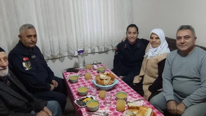 JANDARMA PERSONELİ ŞEHİT AİLELERİYLE İFTARDA BULUŞUYOR