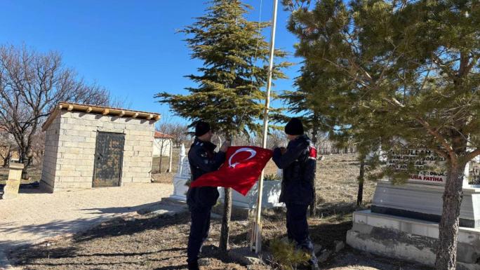 BOĞAZLIYAN İLÇE ŞEHİTLİĞİNDEKİ TÜRK BAYRAKLARI YENİLENDİ
