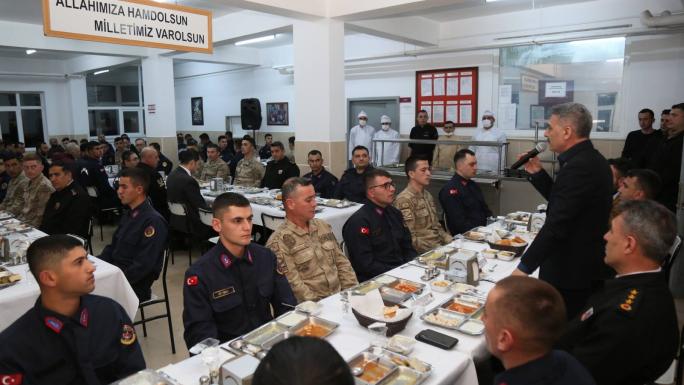 YOZGAT PROTOKOLU İFTARINI JANDARMALARIN SOFRASINDA AÇTI