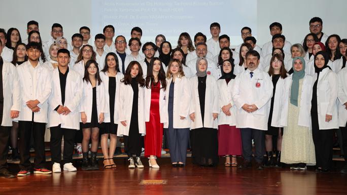 GELECEĞİN DİŞ TABİPLERİNDE BEYAZ GÖMLEK HEYECANI