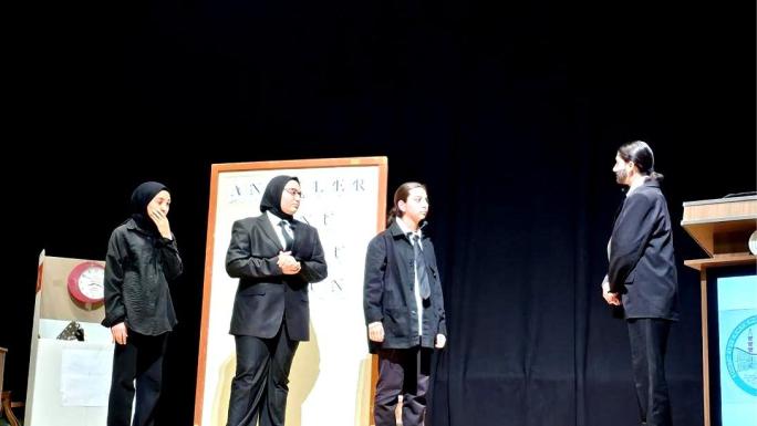 TİYATRO FESTİVALİNDE İKİ ESER DAHA SAHNEYE KONULDU