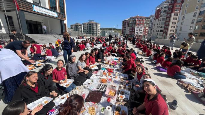 BAHARIN GELİŞİNİ SABAH KAHVALTISINDA BİRARAYA GELEREK KUTLADILAR