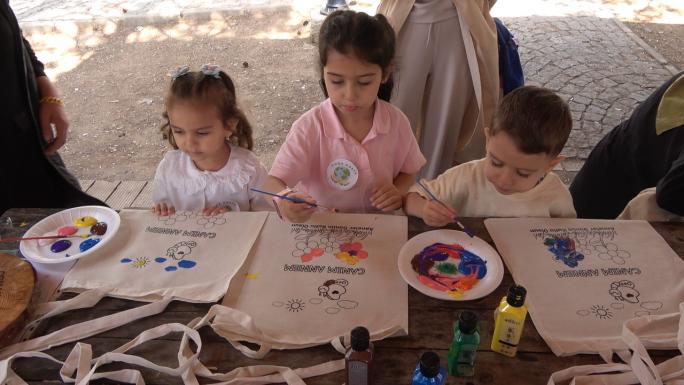 MİNİKLER HEM DOĞADA ÇÖP TOPLADI HEM DE ANNELERİ İÇİN BEZ ÇANTA BOYADI 