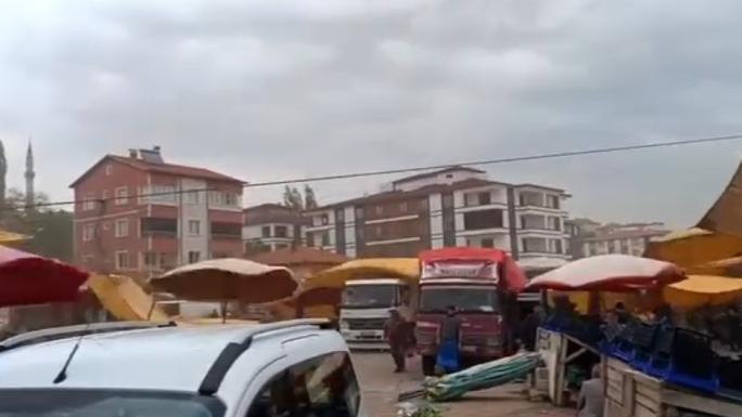 YOZGAT’TA FIRTINA PAZAR YERİNİ UÇURDU 