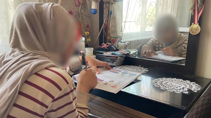 TESETTÜRLÜ ÖĞRENCİSİNE ’KARABAŞ’ DİYE HİTAP ETTİĞİ İDDİA EDİLEN ÖĞRETMEN AÇIĞA ALINDI 