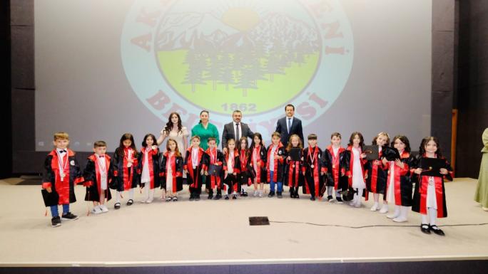 AKDAĞMADENLİ KREŞ ÖĞRENCİLERİ DE MEZUNİYET SEVİNCİNİ YAŞADI