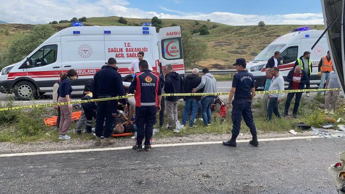 MİDİBÜS ŞARAMPOLE DEVRİLDİ: 2 KİŞİ ÖLDÜ, 15  KİŞİ YARALANDI 