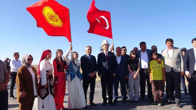 KIRGIZ ŞENLİĞİNDE TÜRK VE KIRGIZ BAYRAKLARI BİRLİKTE DALGALANDIRILDI
