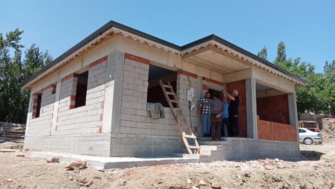 KADIŞEHRİ'NDE İNŞA EDİLEN DEPREM KONUTLARI TAMAMLANMA AŞAMASINDA