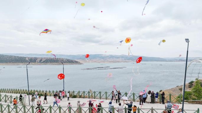 ÇEKEREKTE LAVANTA ADASININ GÖKYÜZÜ RENGARENK UÇURTMALARLA ŞENLENDİ