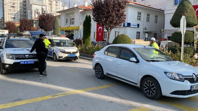 TRAFİK EKİPLERİ HEM SÜRÜCÜLERİ,HEM DE YAYALARI DENETLEDİ