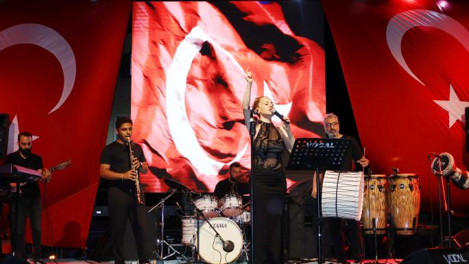 ÜNLÜ SANATÇI ‘ LARA ‘ GURBETÇİ FESTİVALİNDE TÜM SARAYKENTLİLERİ COŞTURDU