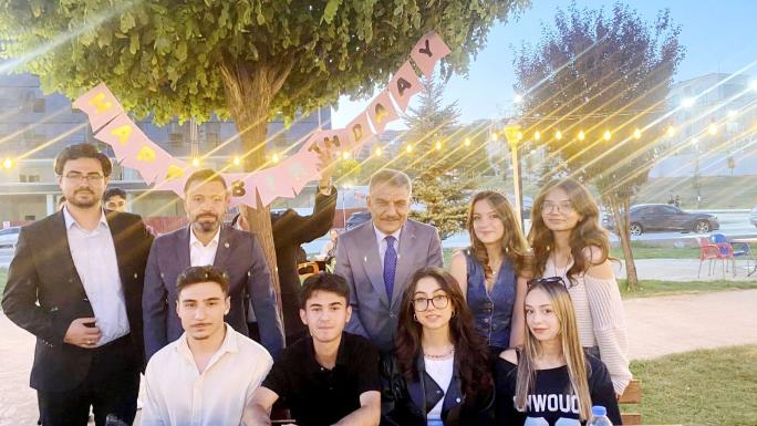 VALİ İLE MİLLETVEKİLİ GENÇ KIZIN DOĞUM GÜNÜNÜ KUTLADI   