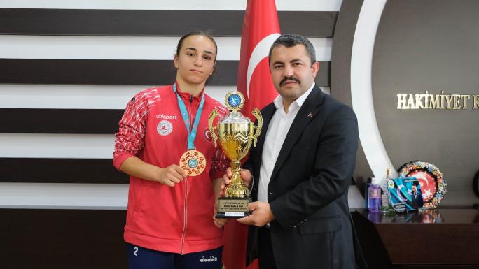 AKDAĞMADENİNİN GURURU RABİA ,ÖDÜLÜNÜ BAŞKAN YALÇINA TESLİM ETTİ