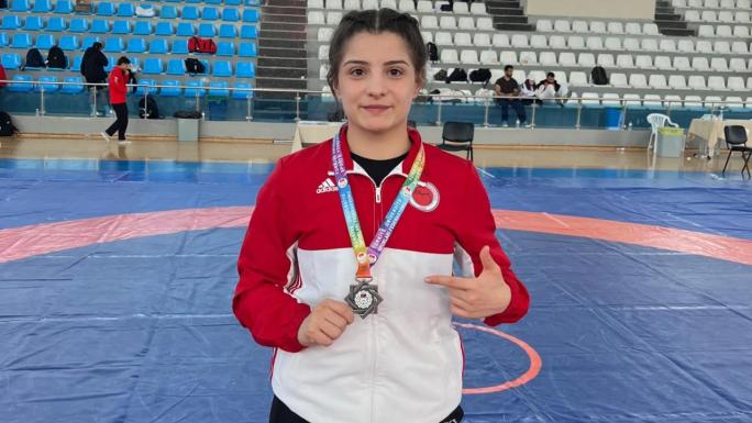 YOZGATLI GÜREŞÇİ ELİF SUDE ROMANYADA ÜLKEMİZİ TEMSİL EDECEK