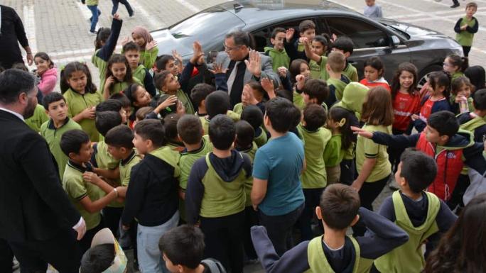 İLKOKUL ÖĞRENCİLERİ,M. EĞİTİM MÜDÜRÜNÜ BÖYLE KARŞILADI