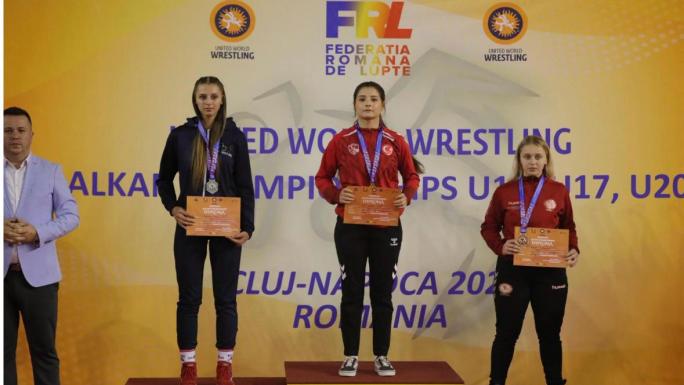 BOZOKLU ELİF SUDE KADINLAR GÜREŞTE BALKAN ŞAMPİYONU OLDU