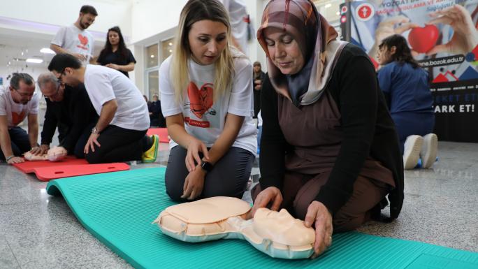TIP FAKÜLTESİ HASTANESİNDE HASTA YAKINLARINA KALP MASAJI EĞİTİMİ