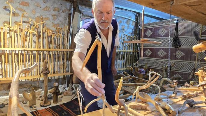 RAŞİT USTA AYDINCIKTA AĞAÇ PARÇALARINA ŞEKİL VERİYOR