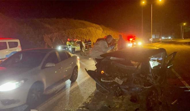 ELEKTRİK DİREĞİNE ÇARPAN SÜRÜCÜ OLAY YERİNDE CANVERDİ