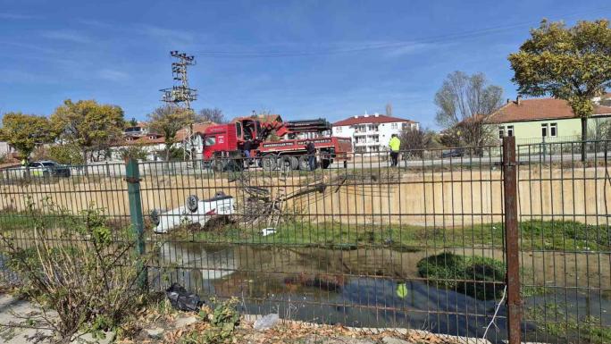 YOZGAT’TA ARAÇ KANALA UÇTU 1 KİŞİ YARALANDI 