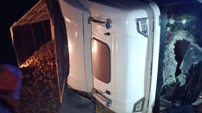 SARIKAYA-BOĞAZLIYAN KARAYOLUNDA TIR DEVRİLDİ, SÜRÜCÜSÜ CANVERDİ