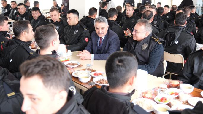VALİ ÖZKAN, POLİS ADAYLARIYLA ÖĞLE YEMEĞİNDE BULUŞTU