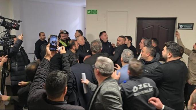 MECLİS İÇİNDE CURCUNA , MECLİS KAPISINDA İSE KIYASIYA KAVGA