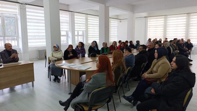 YOZGAT’TA BİLİŞİM TEKNOLOJİ VE REHBERLİK ÖĞRETMENLERİNE DİJİTAL DÖNÜŞÜM EĞİTİMİ