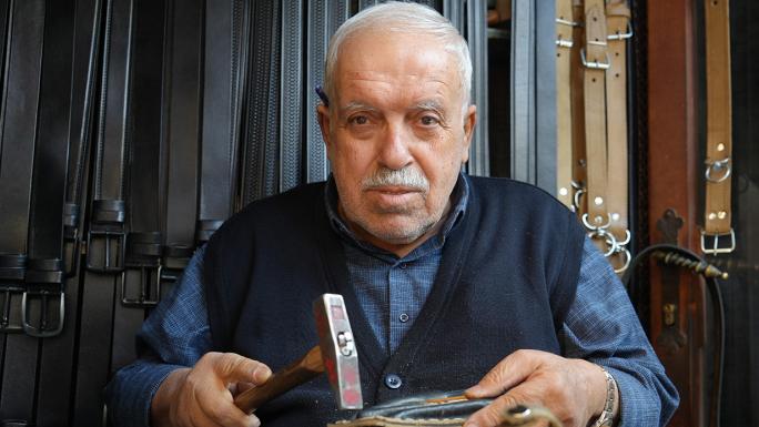 2 METREKARELİK DÜKKANDA 48 YILDIR MESLEĞİNİ İCRA EDİYOR 