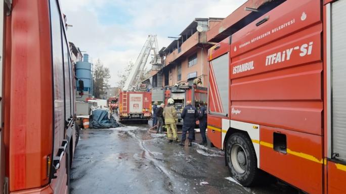 BAŞAKŞEHİR’DE PLASTİK İMALATHANESİNDE YANGIN PANİĞİ