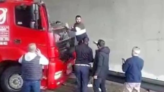 TEM’DE KORKUNÇ KAZA: KENDİ KULLANDIĞI TIRIN ALTINDA CAN VERDİ 