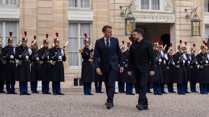 ZELENSKİY, MACRON İLE BİR ARAYA GELDİ 