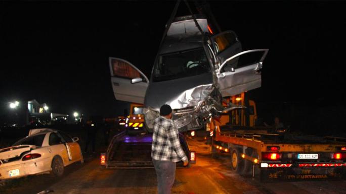 AMASYA’DA İKİ OTOMOBİL KAFA KAFAYA ÇARPIŞTI: 8 YARALI 