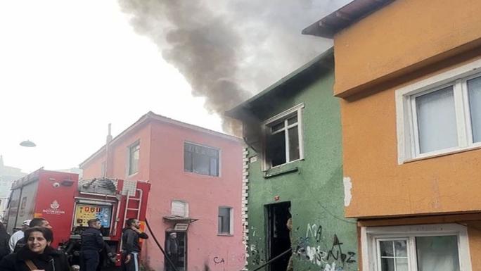 FATİH’TE 2 KATLI BİNADA YANGIN PANİĞİ