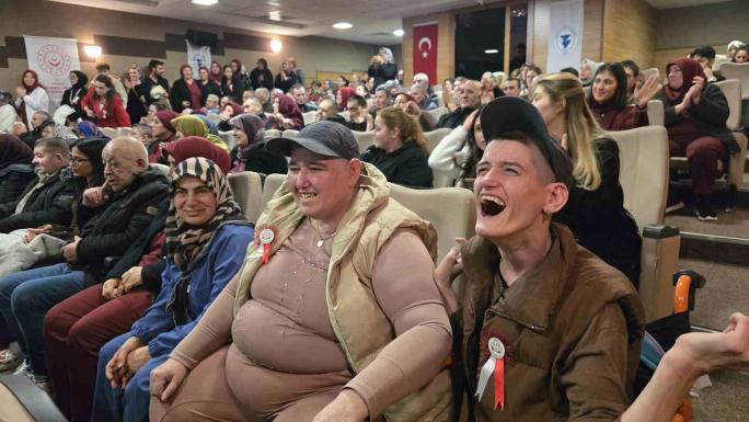 ENGELLİLER GÜNÜ’NDE HAZIRLADIKLARI GÖSTERİYLE FARKINDALIK OLUŞTURDULAR